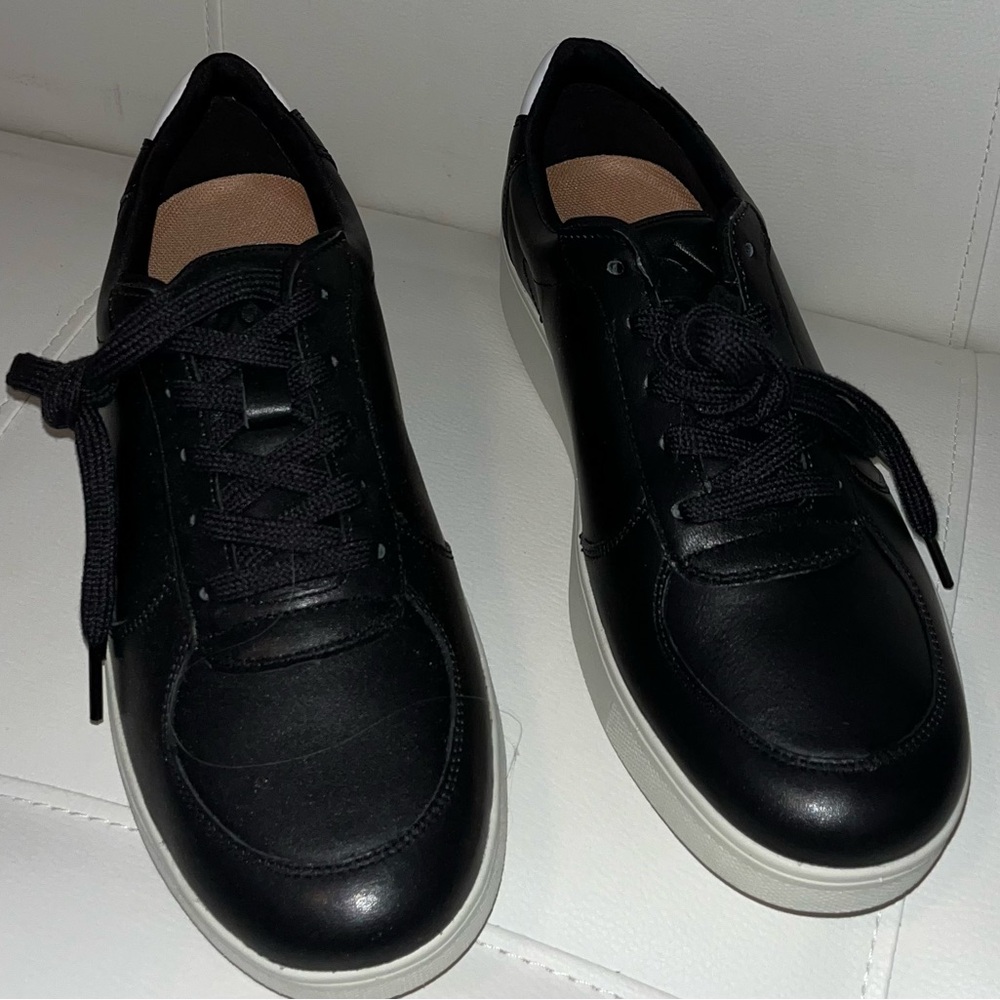 New without tags or box, size 8 Fitflop sneakers.